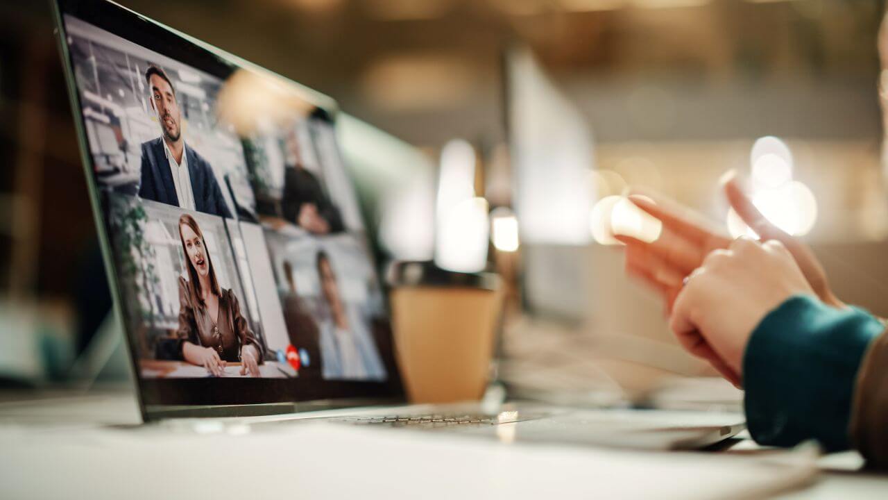 Laptopbildschirm, auf dem eine Online-Konferenz zu sehen ist.