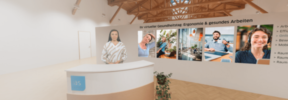 Eine Person steht an einem Empfangstresen vor einer Wand mit Bildern und Text zu "Ergonomie & gesundes Arbeiten".