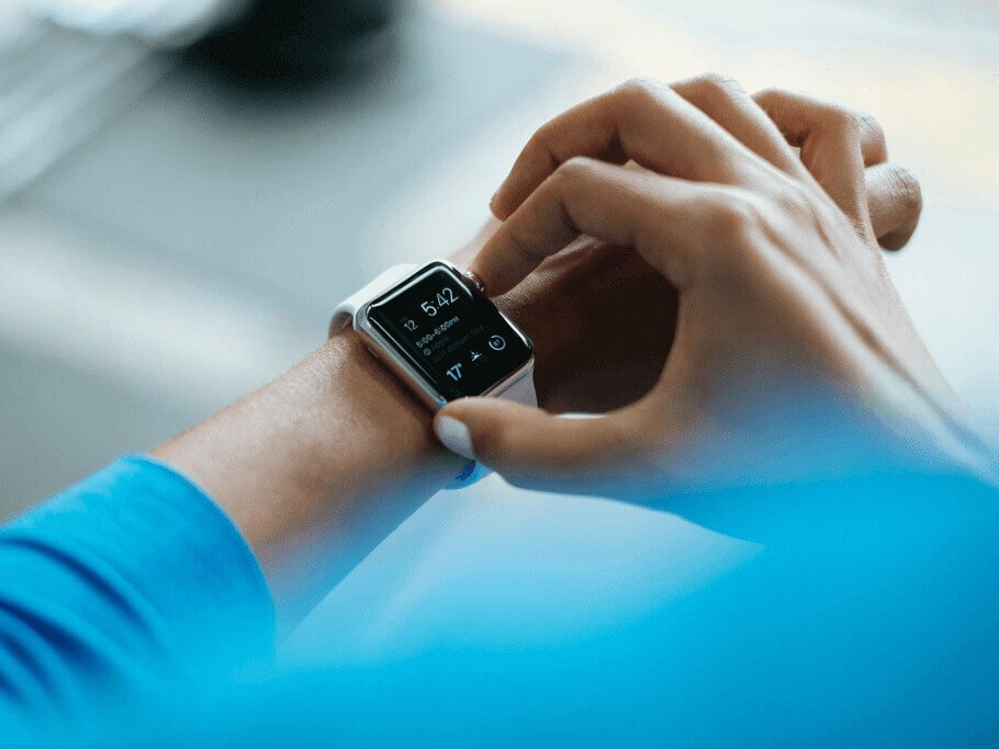 Eine Person stellt eine Smartwatch an ihrem Handgelenk ein.
